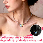 Acest colier cu fluture în degrade, combinat cu un lanț metalic neregulat, este extrem de stilat și la modă.
