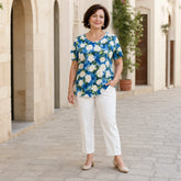 Bluză elegantă de damă cu imprimeu floral trandafiri albi, guler rotund și mâneci scurte, material moale și elastic, albastru vibrant