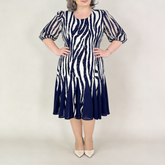 ElegĂĄns nĆi ruha mintĂĄs dizĂĄjnnal â lĂ©gies hĂĄlĂłs ujjak, karcsĂșsĂtĂł szabĂĄs