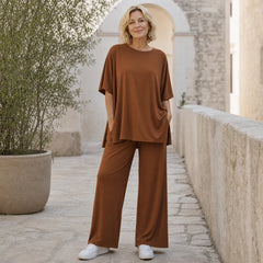 Compleu elegant cu pantaloni cu picior larg și tricou cu mâneci lejere, din material fluid premium ce nu se șifonează - Confort maxim zilnic
