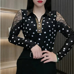 Női hosszú ujjú galléros póló – pöttyös minta, strasszköves díszítés, karcsúsító szabás【M–4XL】