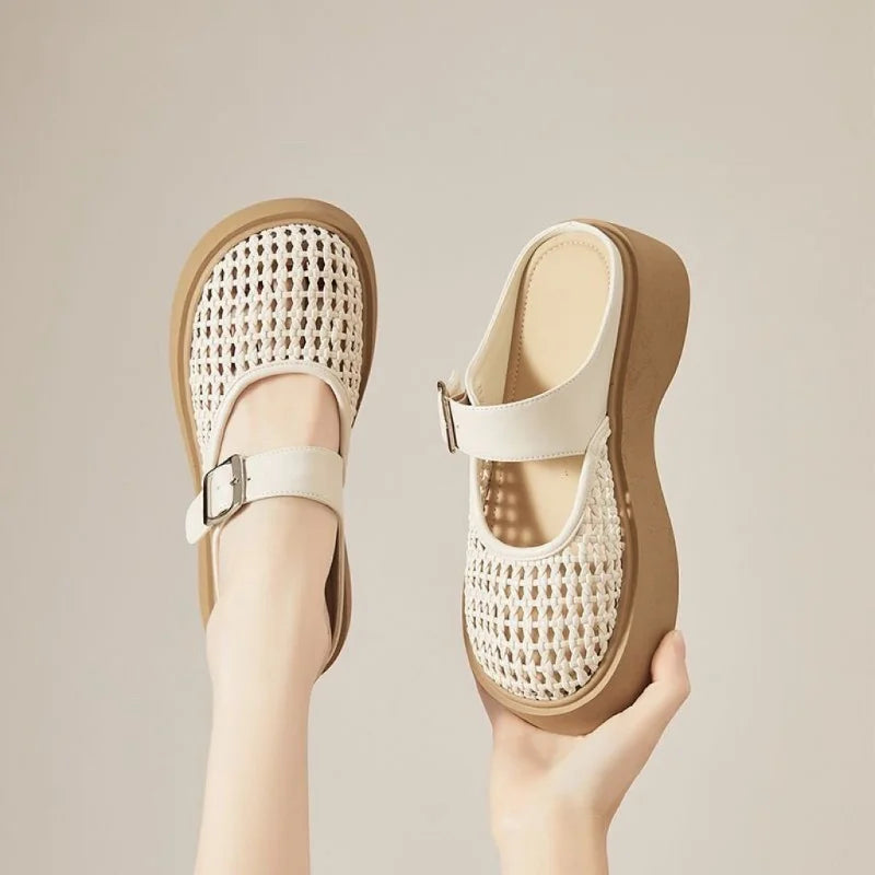 Colecția Vară 2026: Papucii slip-on decupați stil „Birkenstock-Chic”. Picioare răcoroase, design boho-elegant.