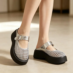 Colecția Vară 2026: Papucii slip-on decupați stil „Birkenstock-Chic”. Picioare răcoroase, design boho-elegant.