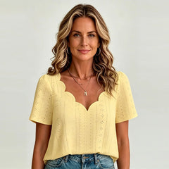 🛍️ Colecția Primăvară-Vară 2026: Bluză Elegantă cu Decolteu V Valuri și Dantelă Brodată ✨ Tricou Lejer cu Mânecă Scurtă, Stil Francez Romantic | 7 Culori, Mărimi Inclusiv S-5XL