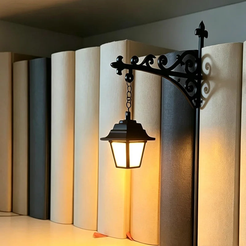 【Estetică pentru Bibliotecă】Semn de Carte și Opritor Metalic cu Felinar LED, Lampă de Veghe Creativă pentru Rafturi de Cărți (Stil Retro & Halloween) ✨