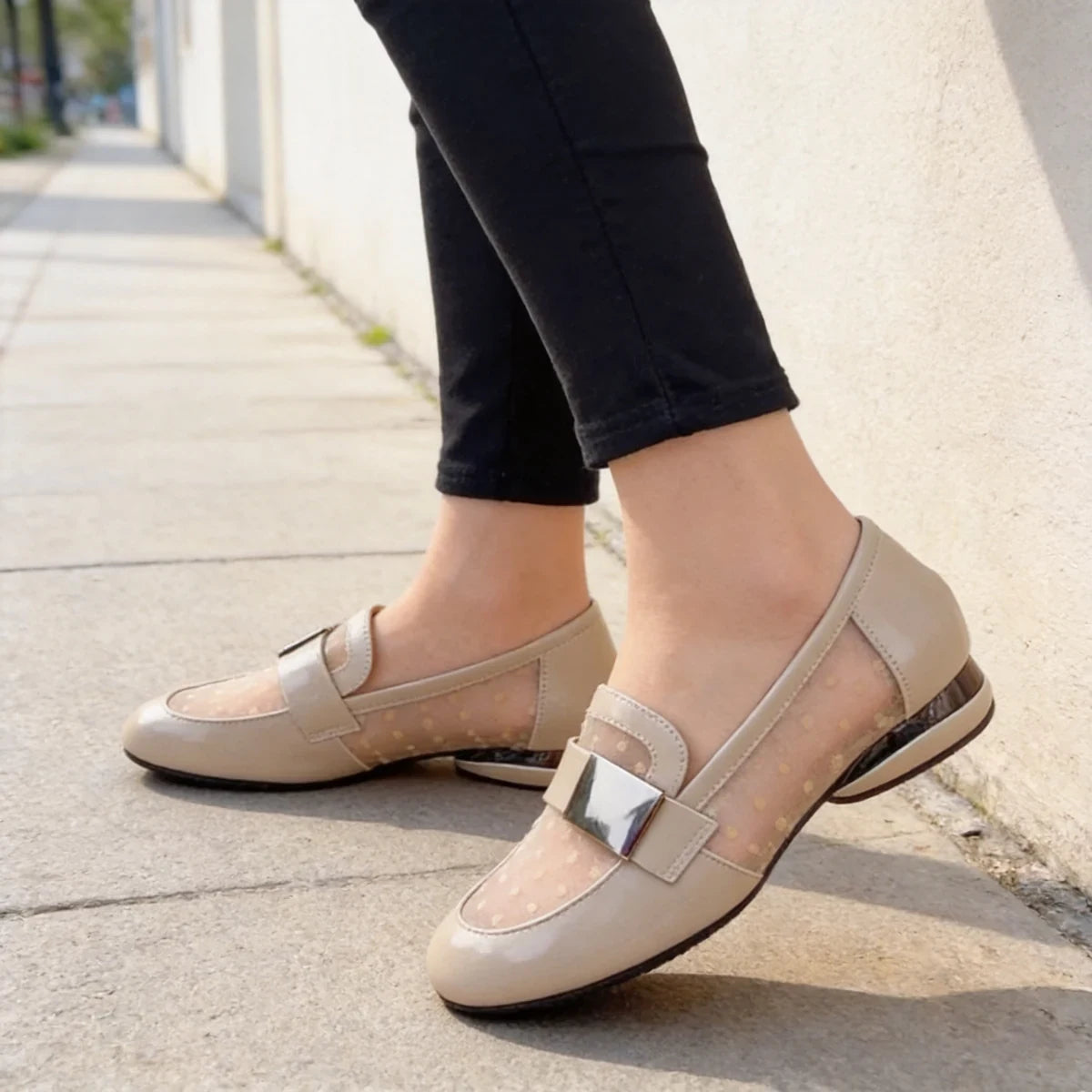 Pantofi Loafers de Damă din Piele Lăcuită cu Toc Gros – Mocasini Eleganți din Plasă cu Puncte și Cataramă Metalică