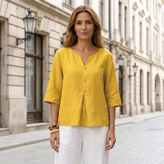 Eleganță minimalistă și confort estival: Cămașă casual cu decolteu în V și nasturi rustici din lemn, piesa ideală pentru un look chic și relaxat.