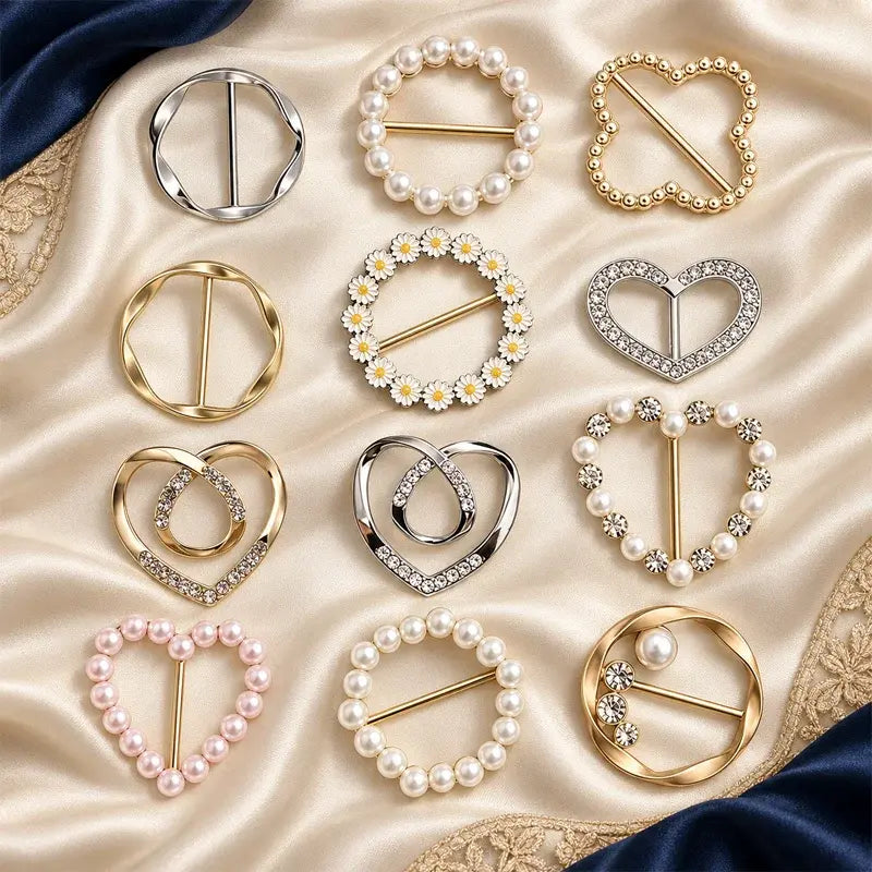 ✨ Eleganță într-o Singură Mișcare! Set 12 Inele Decorative cu Perle și Cristal pentru Haine și Eșarfe · Fixare Rapidă pentru Tricouri, Cămăși, Curele și Pălării!