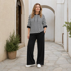 Set Fashion cu Dungi Alb-Negru – Hanorac cu Glugă și Pantaloni Largi