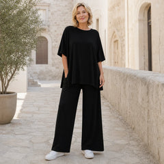 Compleu elegant cu pantaloni cu picior larg și tricou cu mâneci lejere, din material fluid premium ce nu se șifonează - Confort maxim zilnic