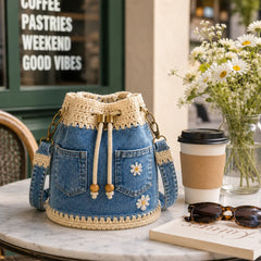 Geantă Tip Galeată Vintage din Denim și Croșet cu Momițe / Margarete Brodate – Buzunare Frontale Practice, Închidere cu Snur și Bareta de Umăr Removabilă