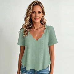 🛍️ Colecția Primăvară-Vară 2026: Bluză Elegantă cu Decolteu V Valuri și Dantelă Brodată ✨ Tricou Lejer cu Mânecă Scurtă, Stil Francez Romantic | 7 Culori, Mărimi Inclusiv S-5XL