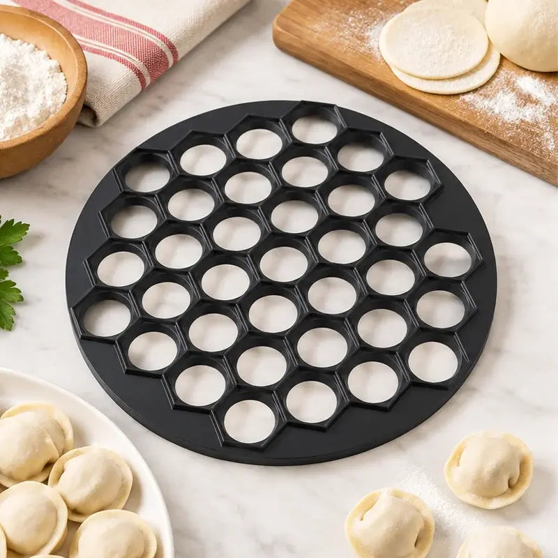🥟 Pregătește Colțunași în Câteva Secunde! Formă de Tăiat Pelmeni și Colțunași cu 37 de Orificii! O Singură Apăsare, 37 de Bucăți Uniforme · Eficientă, Rapidă și Ușor de Curățat!