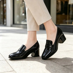 Mocasini Eleganți de Damă cu Toc Gros – Pantofi Slip-On Vernisat cu Vârf Pătrat pentru Primăvară/Toamnă (Negru & Cachi / Mărimi 35-40) 👠✨🖤