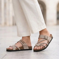 Sandalele Boho-Chic ale Verii 2026 – Barete împletite din piele moale și cataramă metalică pentru un look de lux pe plajă!
