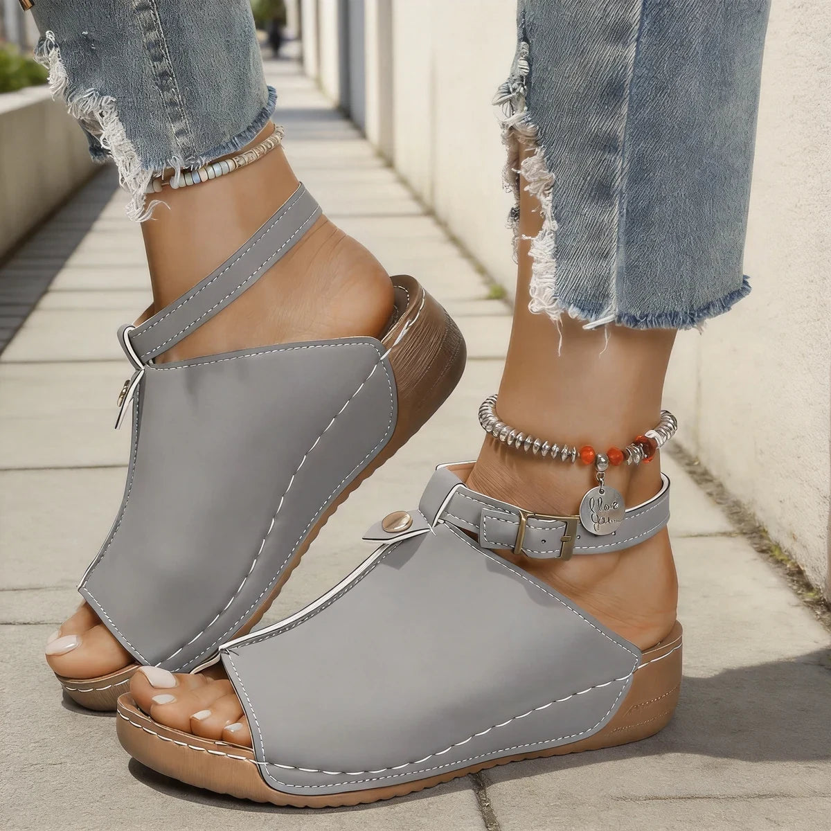 【Colecția Comfort Vară 2026】Sandale de Damă din Piele Naturală, Mărimi Mari, Talpă Groasă Anatomică și Bareta cu Cataramă (3 Culori / 36-43) ✨