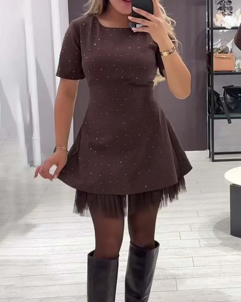 Francia stílusú ruha feszes derekú, tüll betéttel, karcsúsítja a sziluettet és eleganciát sugároz🍂