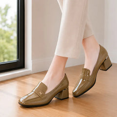Mocasini Eleganți de Damă cu Toc Gros – Pantofi Slip-On Vernisat cu Vârf Pătrat pentru Primăvară/Toamnă (Negru & Cachi / Mărimi 35-40) 👠✨🖤