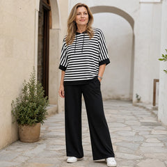 Set Fashion cu Dungi Alb-Negru – Hanorac cu Glugă și Pantaloni Largi