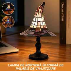 【Noutate Halloween】Veioză Gotică în Formă de Pălărie de Vrăjitoare, Lampă de Veghe Creativă din Rășină cu Efect de Vitraliu Retro! 🔮🧙‍♀️
