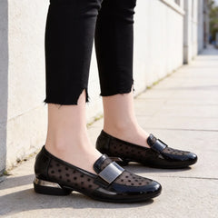 Pantofi Loafers de Damă din Piele Lăcuită cu Toc Gros – Mocasini Eleganți din Plasă cu Puncte și Cataramă Metalică