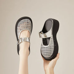 Colecția Vară 2026: Papucii slip-on decupați stil „Birkenstock-Chic”. Picioare răcoroase, design boho-elegant.