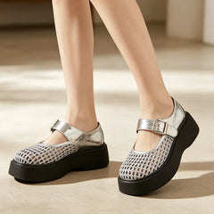 Colecția Vară 2026: Papucii slip-on decupați stil „Birkenstock-Chic”. Picioare răcoroase, design boho-elegant.