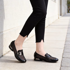 Pantofi Loafers de Damă din Piele Lăcuită cu Toc Gros – Mocasini Eleganți din Plasă cu Puncte și Cataramă Metalică