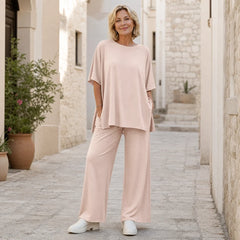 Compleu elegant cu pantaloni cu picior larg și tricou cu mâneci lejere, din material fluid premium ce nu se șifonează - Confort maxim zilnic