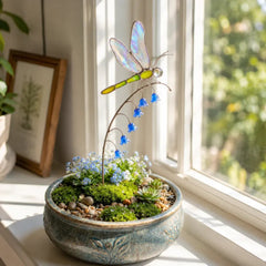 Țăruș Decorativ de Grădină 2026: Libelulă Curcubeu cu Aripi Iridiscente și Clopoței Albaștri, Ornament Stained Glass pentru Curte