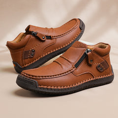 【50% OFF🔥7 napon belül kézbesítjük🔥】Férfi prémium bőr outdoor cipő – kézzel varrott, bebújós fazon, magas szár, 38–48