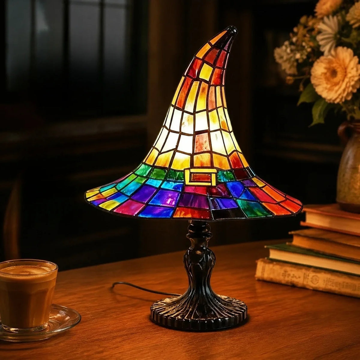 【Noutate Halloween】Veioză Gotică în Formă de Pălărie de Vrăjitoare, Lampă de Veghe Creativă din Rășină cu Efect de Vitraliu Retro! 🔮🧙‍♀️
