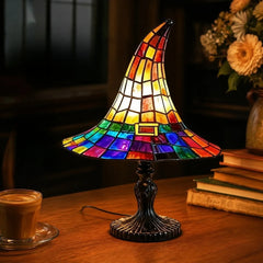【Noutate Halloween】Veioză Gotică în Formă de Pălărie de Vrăjitoare, Lampă de Veghe Creativă din Rășină cu Efect de Vitraliu Retro! 🔮🧙‍♀️