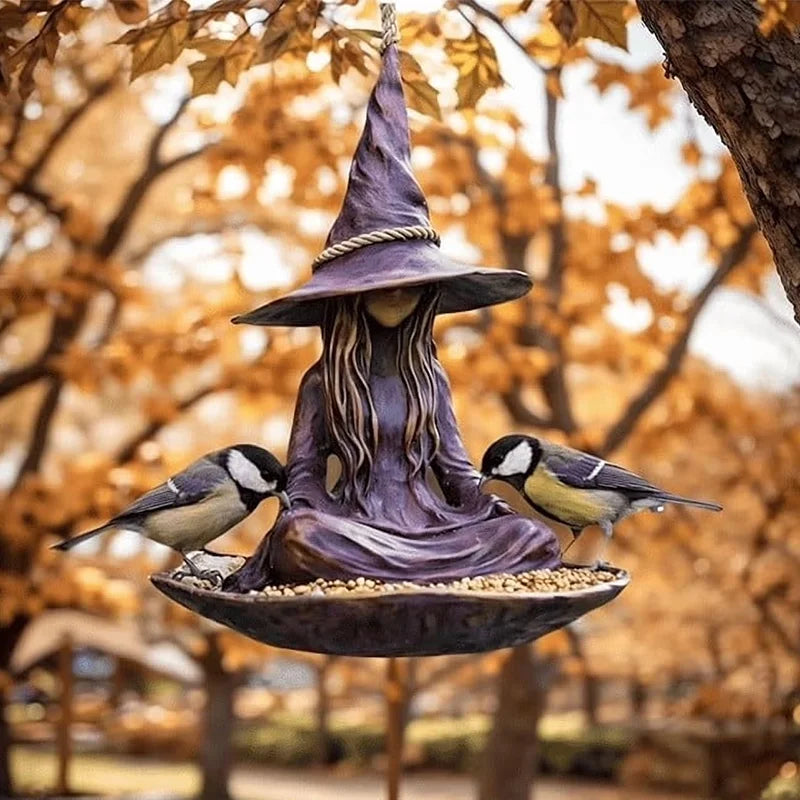 Hrănitoare Suspendată pentru Păsări „Vrăjitoare Meditând”, Decor Creativ și Magic pentru Grădină, Terasă și Curte, Material Rezistent