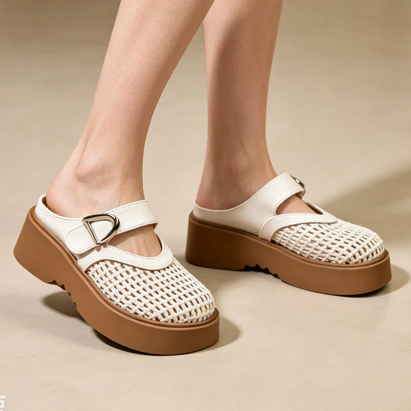Colecția Vară 2026: Papucii slip-on cu design tip „plasă de pescuit” și cataramă metalică. Picioare răcoroase, look impecabil.