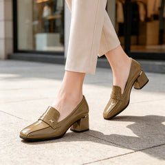 Mocasini Eleganți de Damă cu Toc Gros – Pantofi Slip-On Vernisat cu Vârf Pătrat pentru Primăvară/Toamnă (Negru & Cachi / Mărimi 35-40) 👠✨🖤