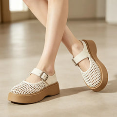 Colecția Vară 2026: Papucii slip-on decupați stil „Birkenstock-Chic”. Picioare răcoroase, design boho-elegant.