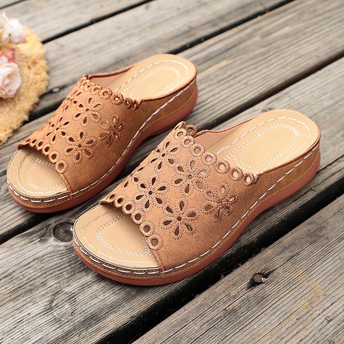 Saboți de Vară Dama cu Platformă de 4.5cm și Decupaje Florale, Papuci Confortabili cu Talpă Moale, Stil Mocasini Slip-On